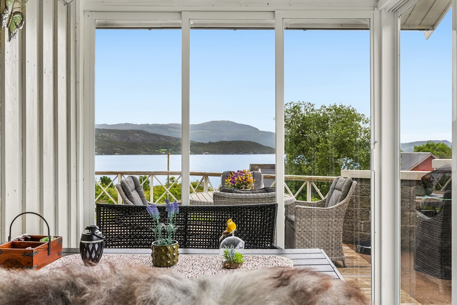 Nydelig utsikt fra innglasset terrasse! Galleribilde