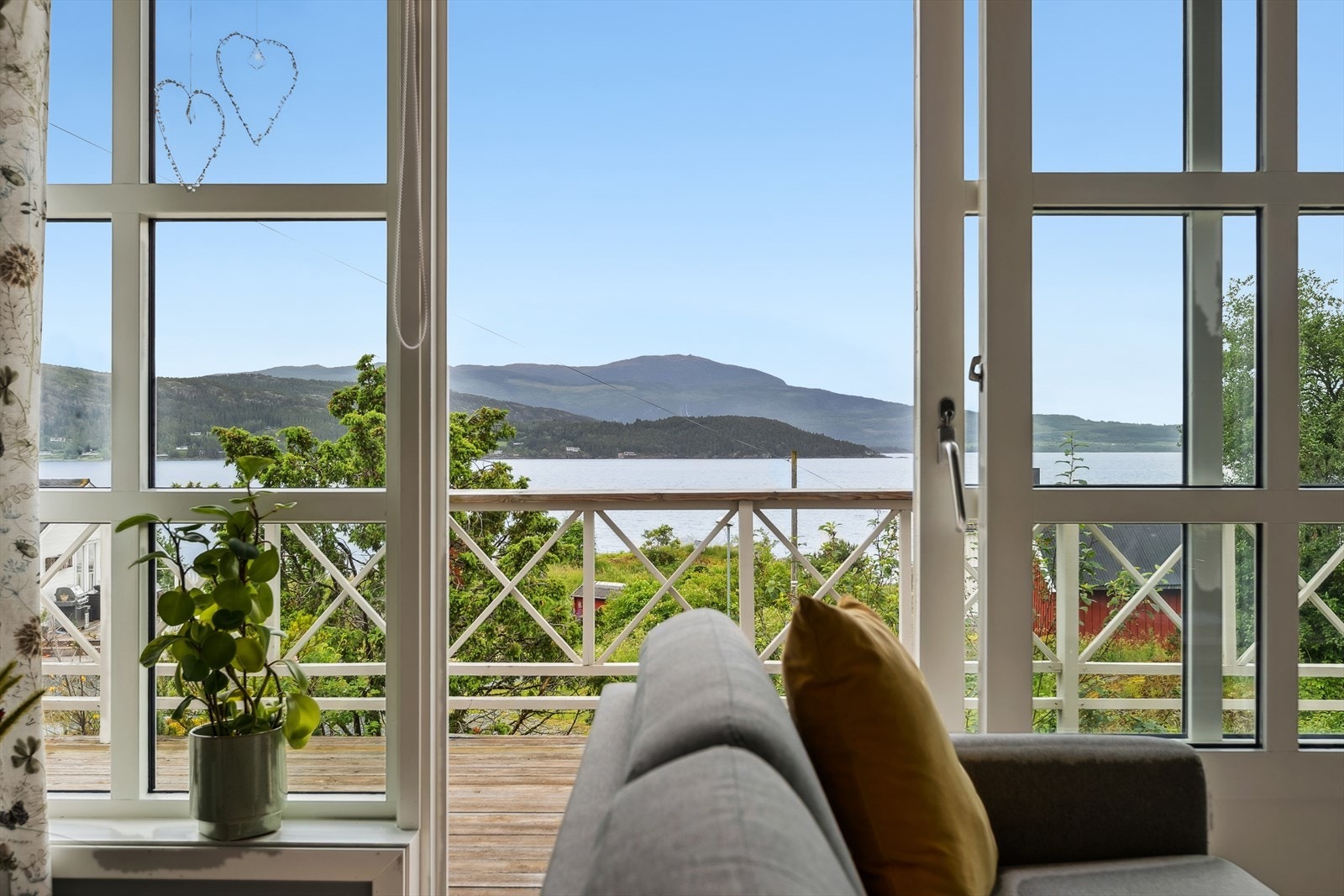 Eiendommen ligger tilbaketrukket i et etablert og barnevennlig område med lite trafikk og gode solforhold. Fra tomten er det flott utsyn over det vakre kulturlandskapet. Galleribilde