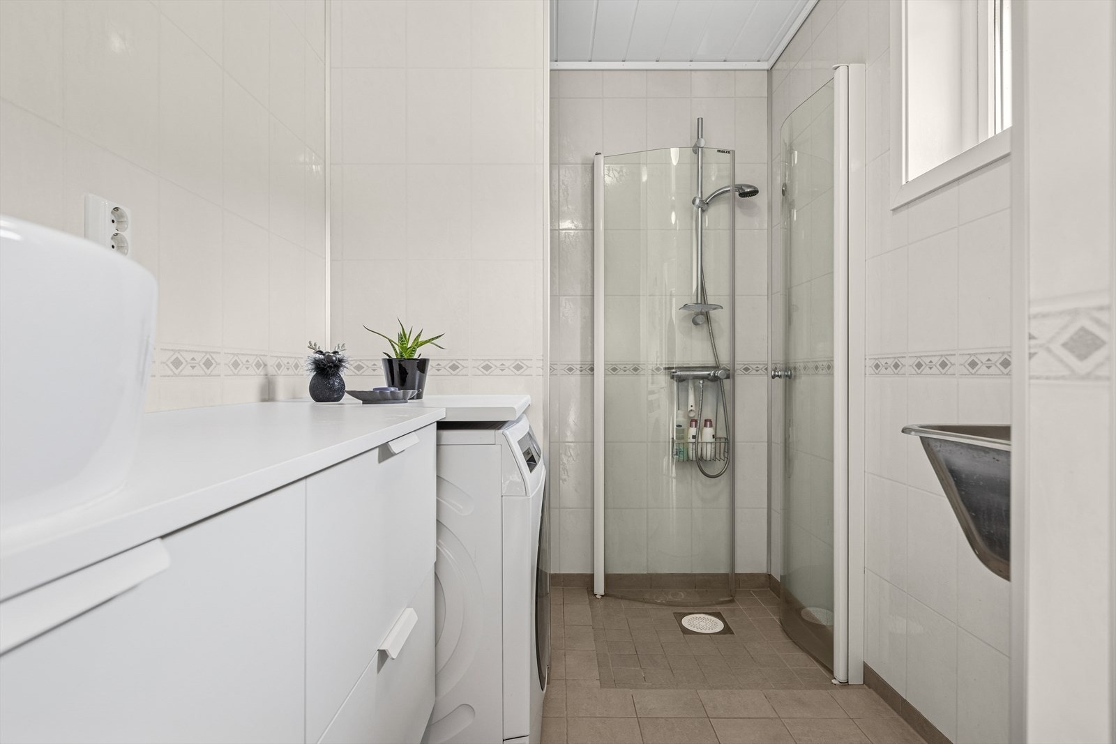 Vaskerommet fungerer også som et fullverdig baderom. Galleribilde