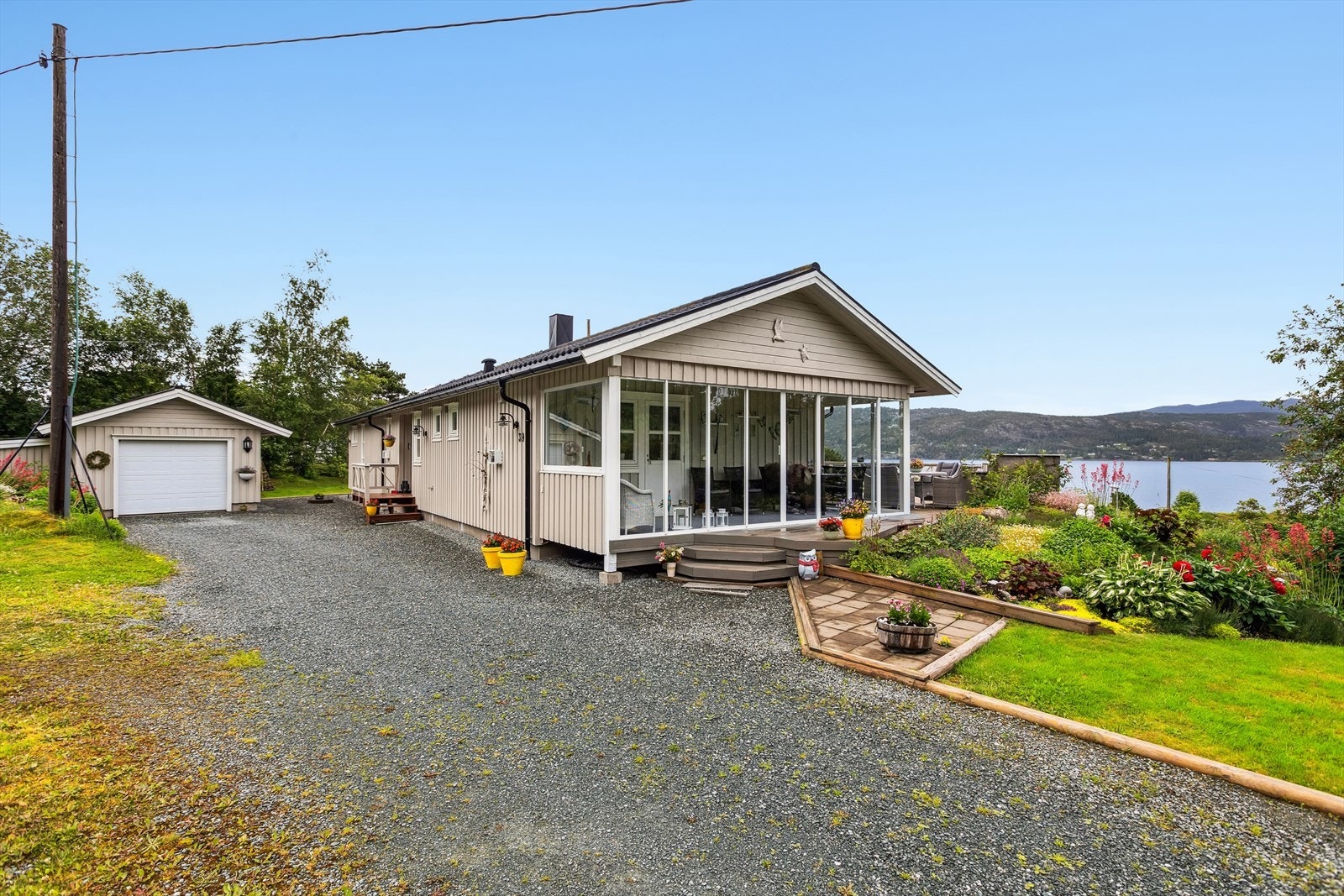 Velkommen til Ulviksvevegen 39 - en moderne enebolig (2005/2016) med idyllisk beliggenhet, midt blant sjøen og grønne omgivelser! Galleribilde