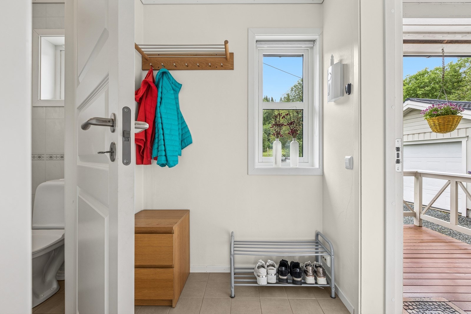 Pent inngangsparti og romslig entre. God plass til sko, yttertøy og ferdsel! Galleribilde