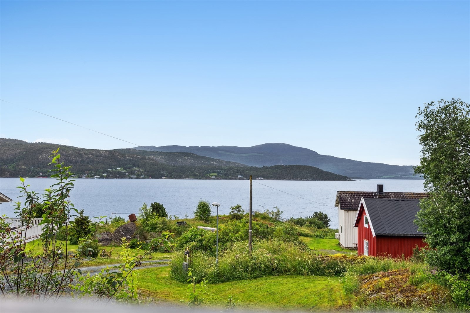 Eiendommen ligger tilbaketrukket i et etablert og barnevennlig område med lite trafikk og gode solforhold. Fra tomten er det flott utsyn over det vakre kulturlandskapet. Galleribilde