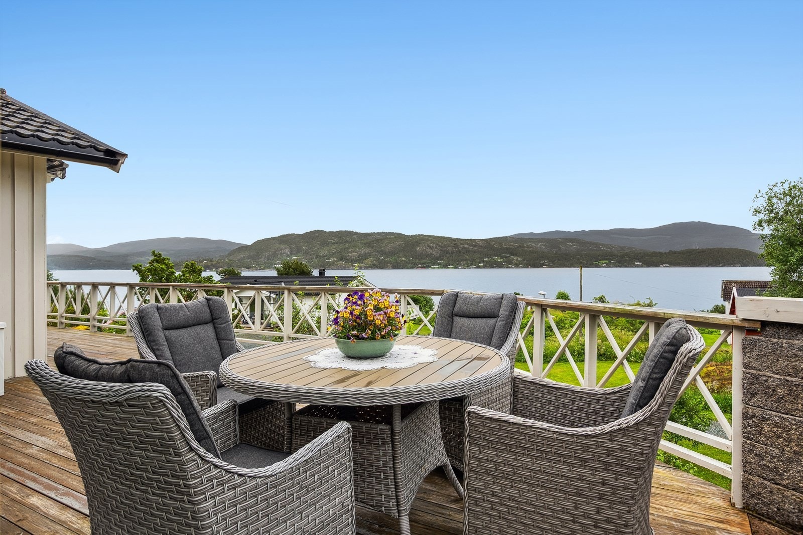 Eiendommens tomt er svært frodig, og landskapet rundt er ikke mye værre. Galleribilde