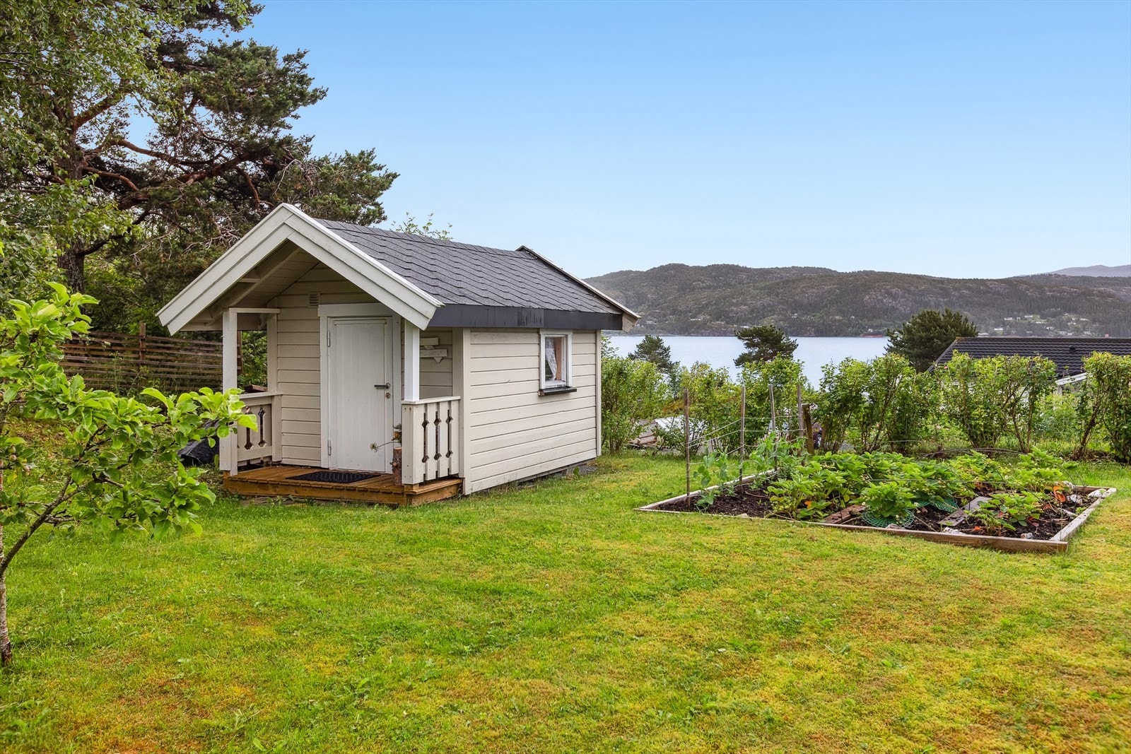 En frodig hage omkranser huset! Galleribilde