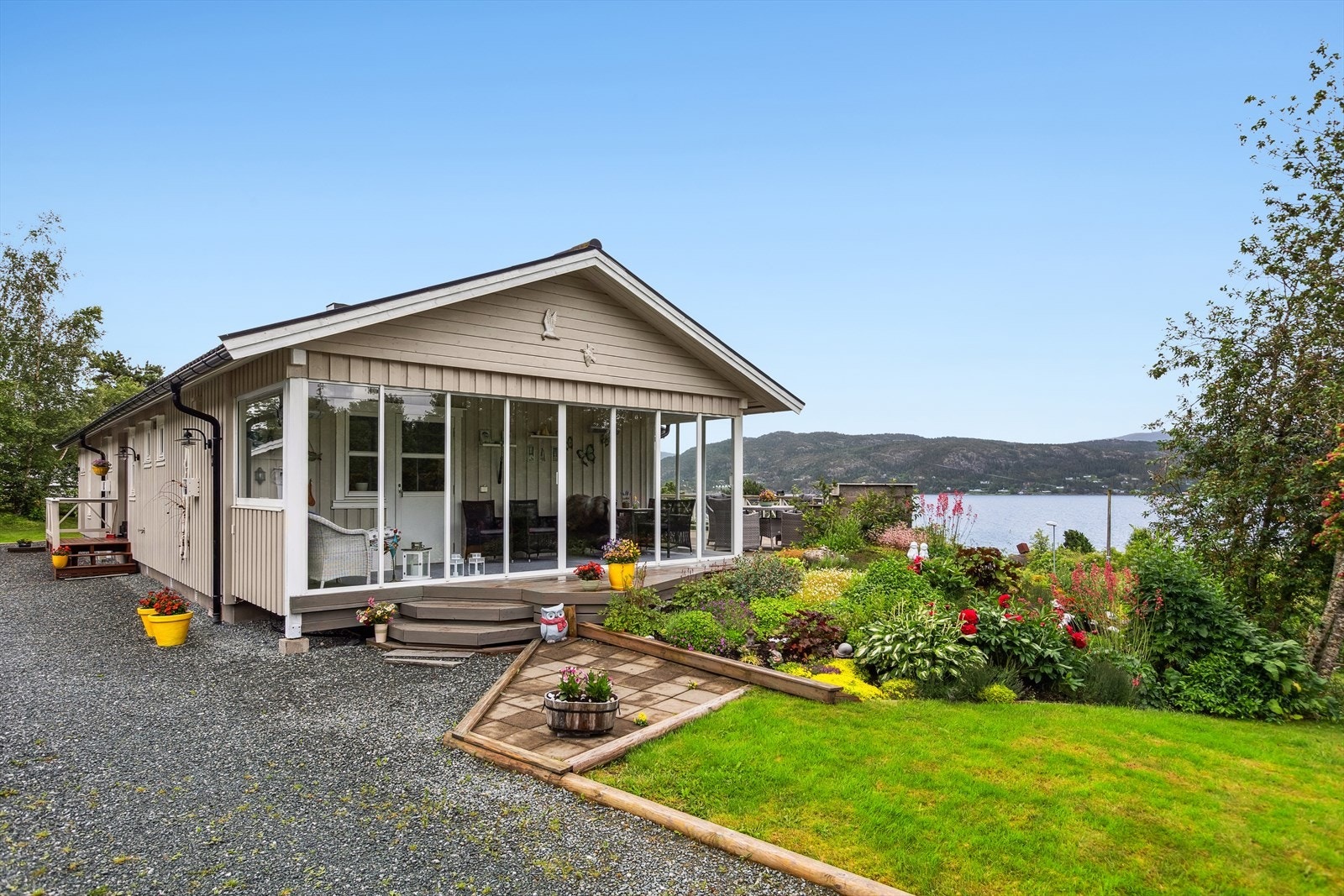 Eiendommen har attraktiv og rolig beliggenhet på vakre Frosta, også kjent som Trondheims kjøkkenhage. Her bor du i naturskjønne omgivelser med kort vei til både fjord og mark, samtidig som du har alle hverdagsfasiliteter i nærheten. Galleribilde