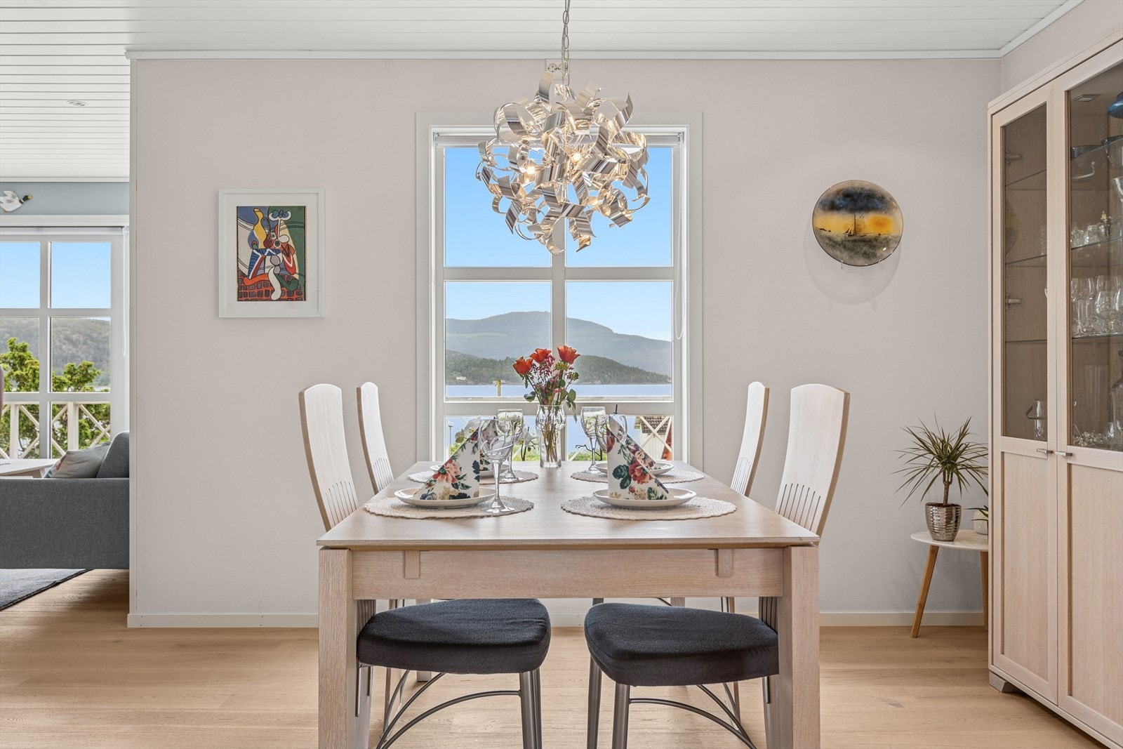 Mellom stuen og kjøkkenet har man naturlig sone for spisestue. God plass til forholdsvis romslig spisebord om man ønsker det! Galleribilde