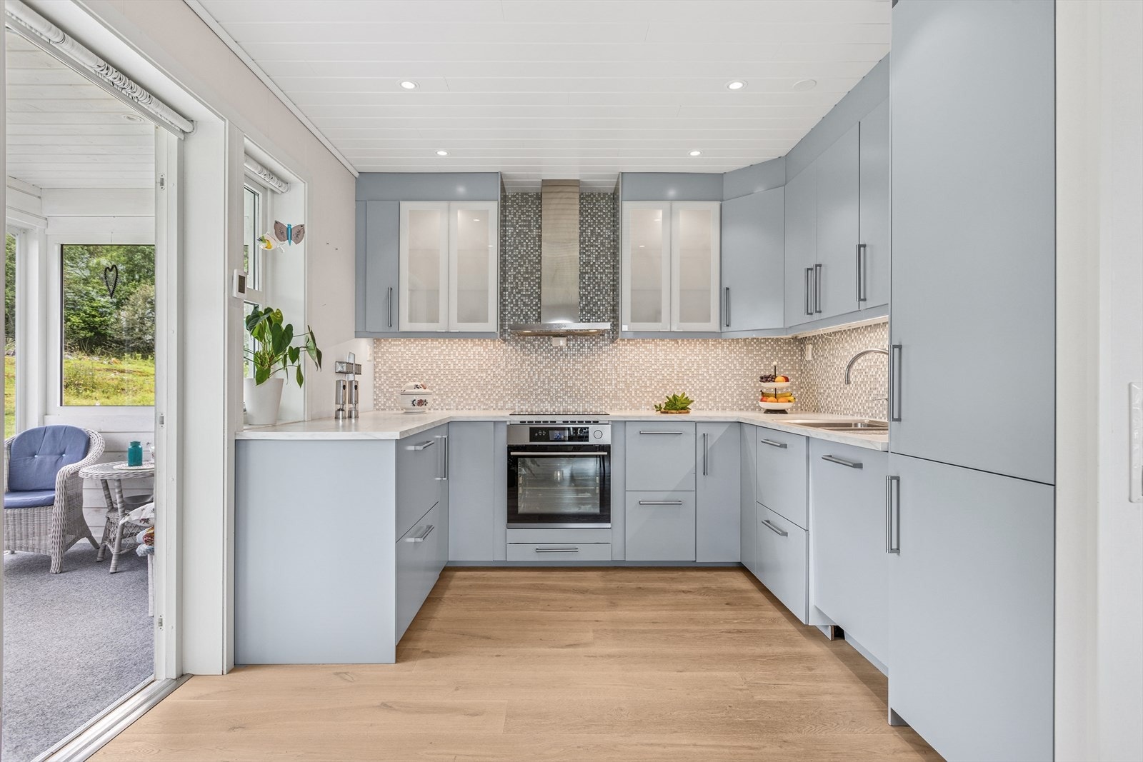 Moderne kjøkken med integrerte hvitevarer. Tidsriktige farger på fronter og en nydelig benkeplate gir rommet en bra romfølelse - downlights i taket bidrar også. Galleribilde