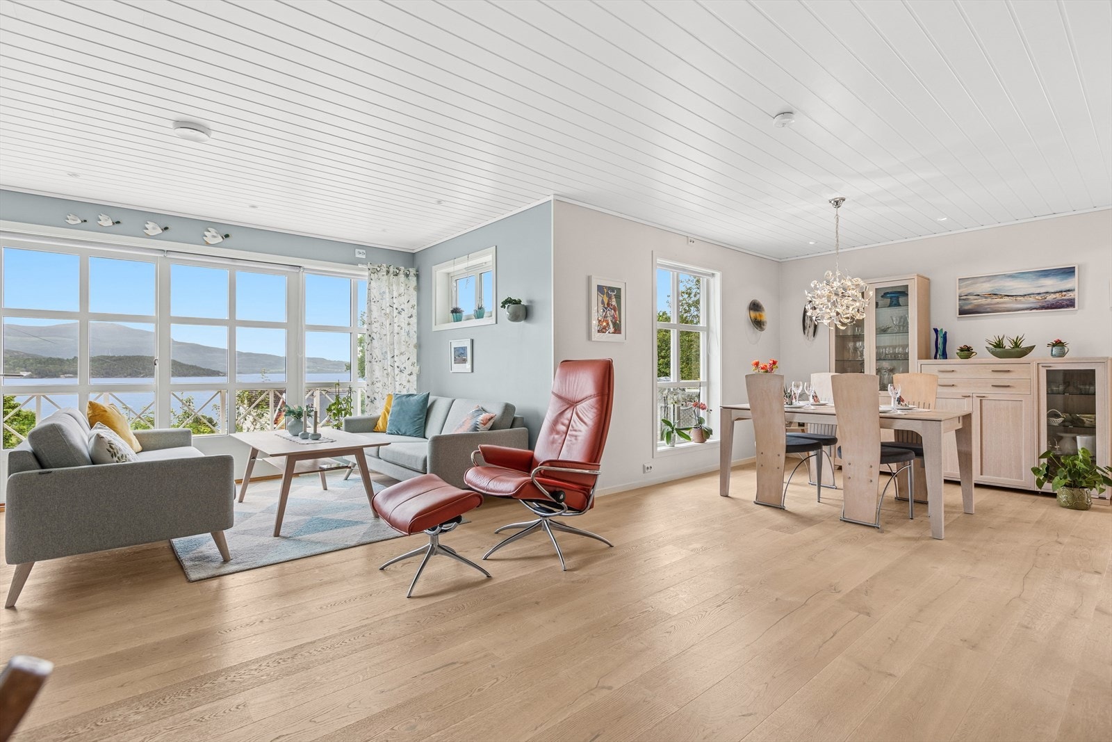 Stuen er på hele 42 m² og har med det svært god plass til sofagruppe, spisestue og sittegrupper. Store vindusflater mot vakker sjøutsikt! Galleribilde