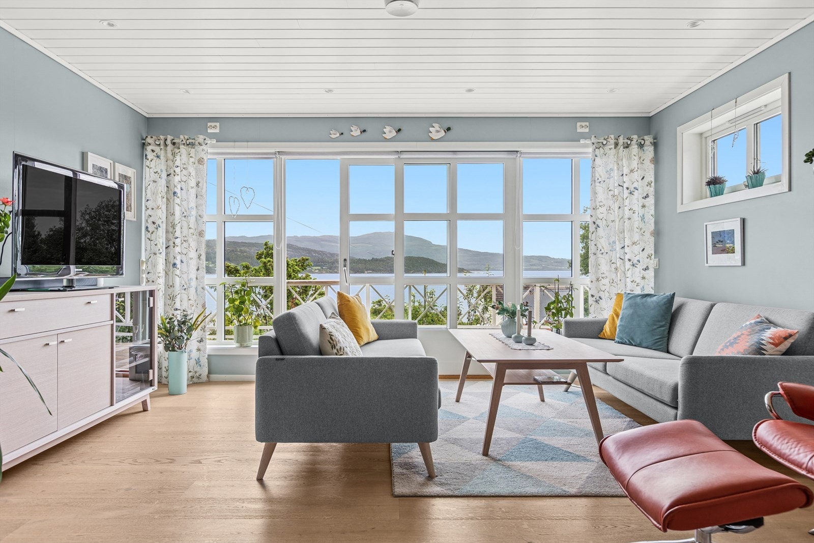 Boligen ble først oppført i 2005. I 2016 ble bygget totalrennovert og påbygd, utvidet fra ca. 75-80 m² som fritidsbolig til større enebolig, som den står i dag av Lein Nilssen AS. Galleribilde