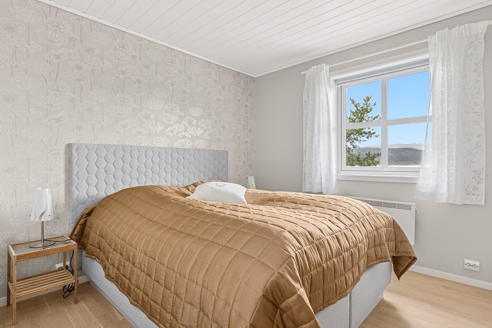 Eneboligen har tre soverom der alle er av god størrelse - to på ca. 10,5 og dermed rikelig med plass for dobbeltseng og garderobe - og ett på 12,2 m² som er avbildet her. Galleribilde