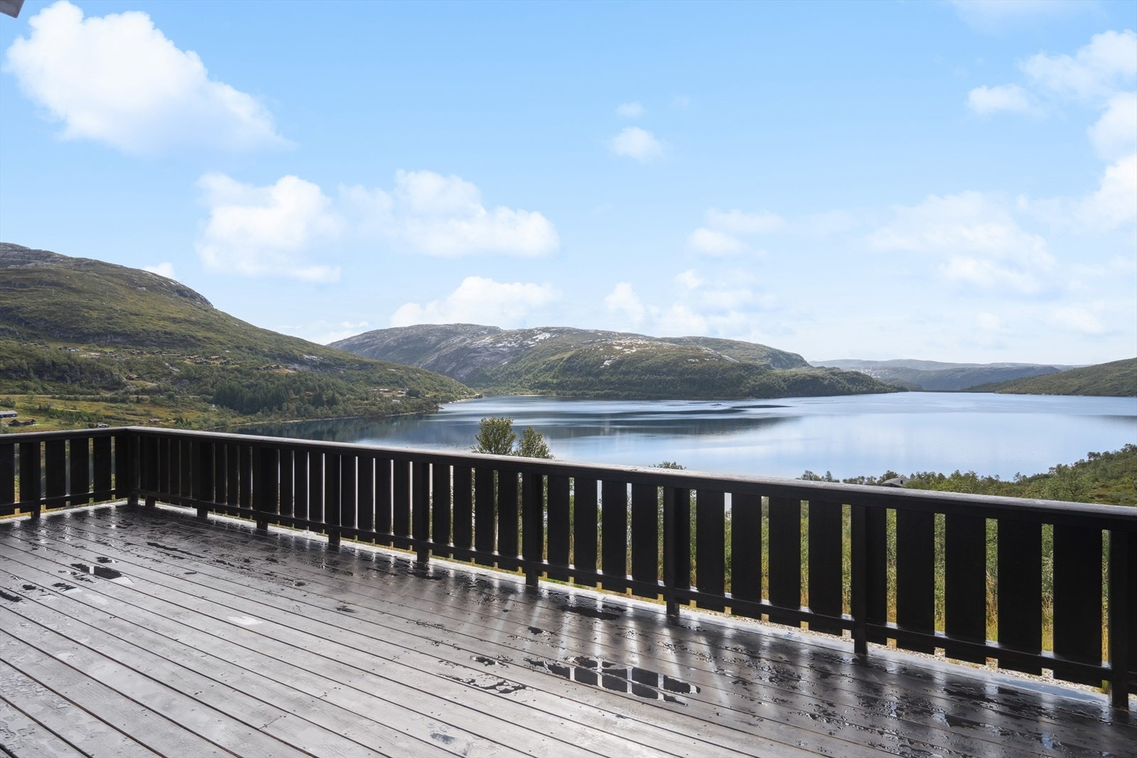 Her har man ypperlige solforhold stort sett hele dagen - med en helt idyllisk utsikt. Galleribilde