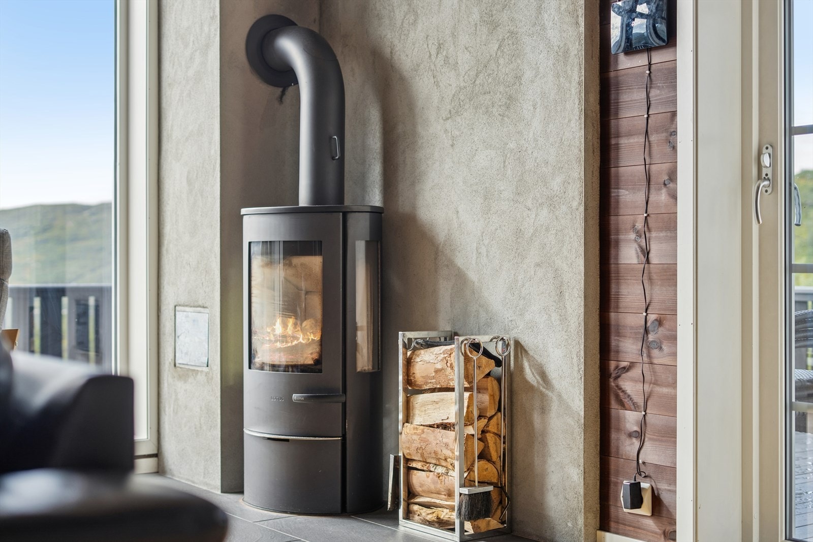 Her har man enkel oppvarming med vedovn. Hytten har også gulvvarme i stue, kjøkken, og bad. Galleribilde