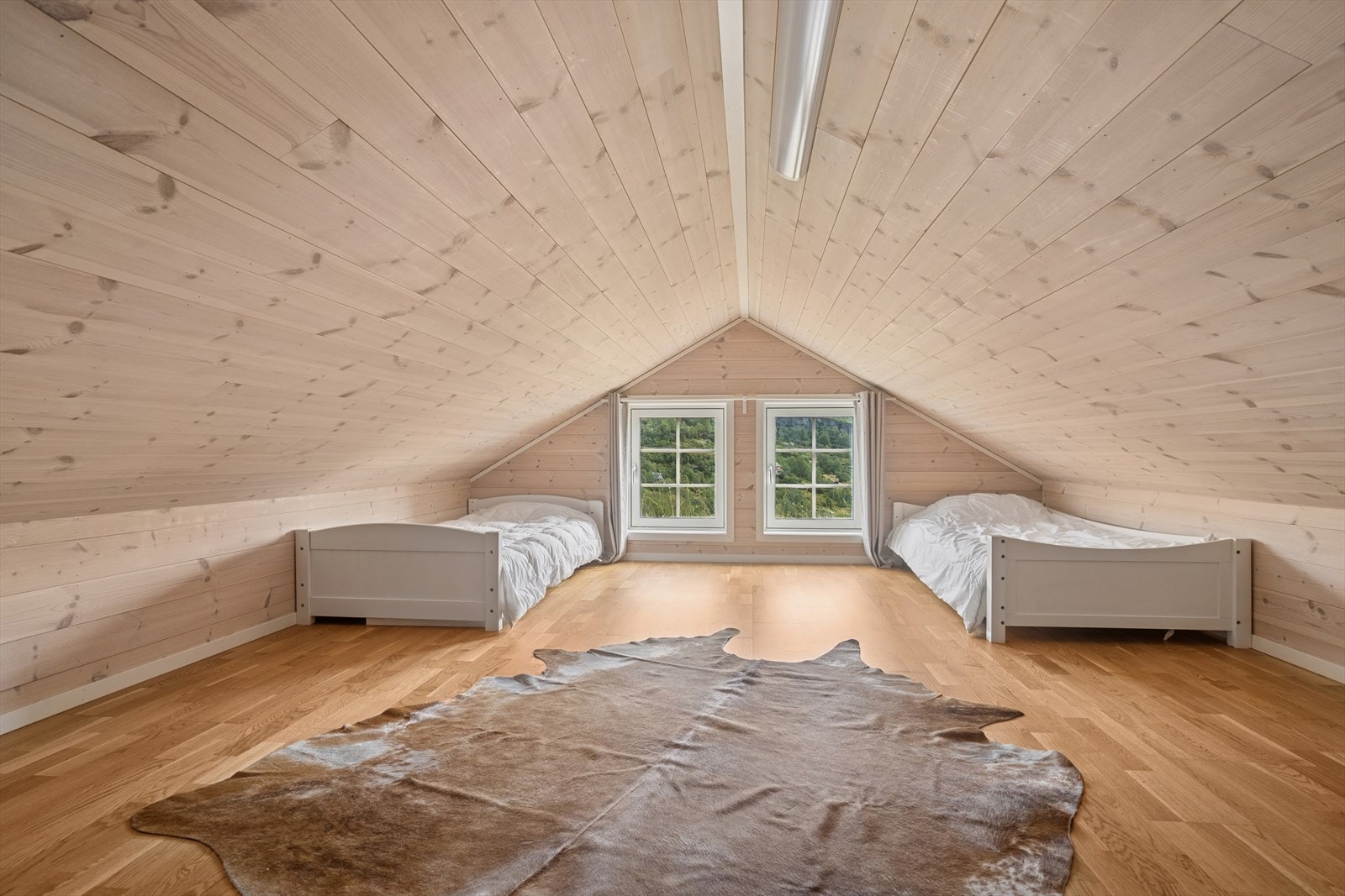 Loftsetasjen disponeres som en hems. Galleribilde