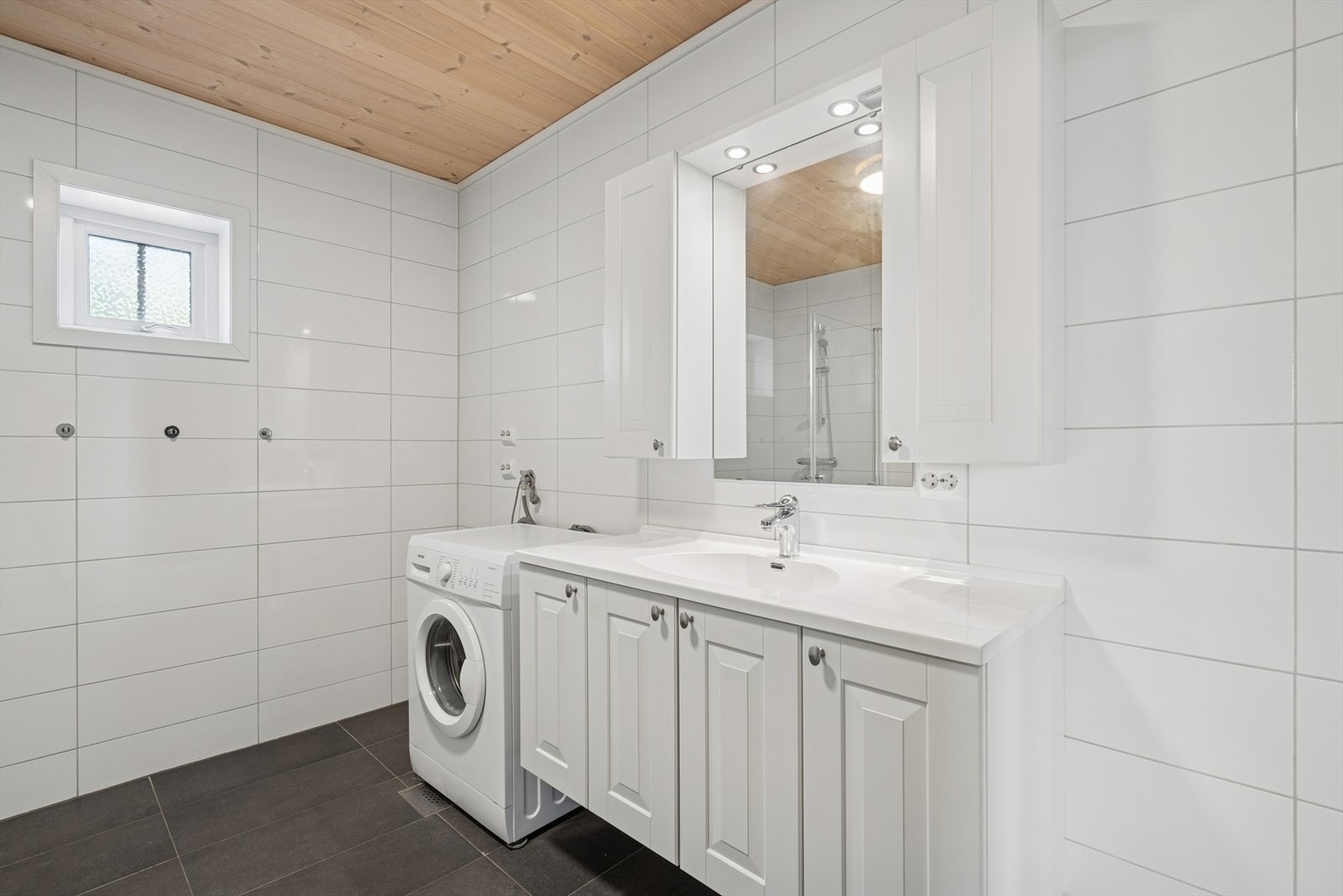 Badet har varmekabler i gulv, og opplegg til vaskemaskin. Galleribilde