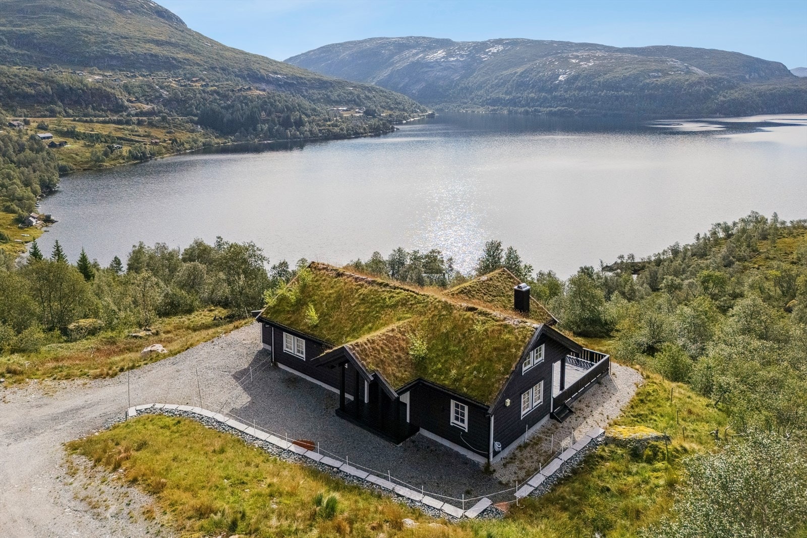 DNB Eiendom v/Martin Sørbø har gleden av å presentere Gravassryggen 71 - en moderne og lekker hytte fra 2018 med idyllisk beliggenhet ved Gravatn. Galleribilde