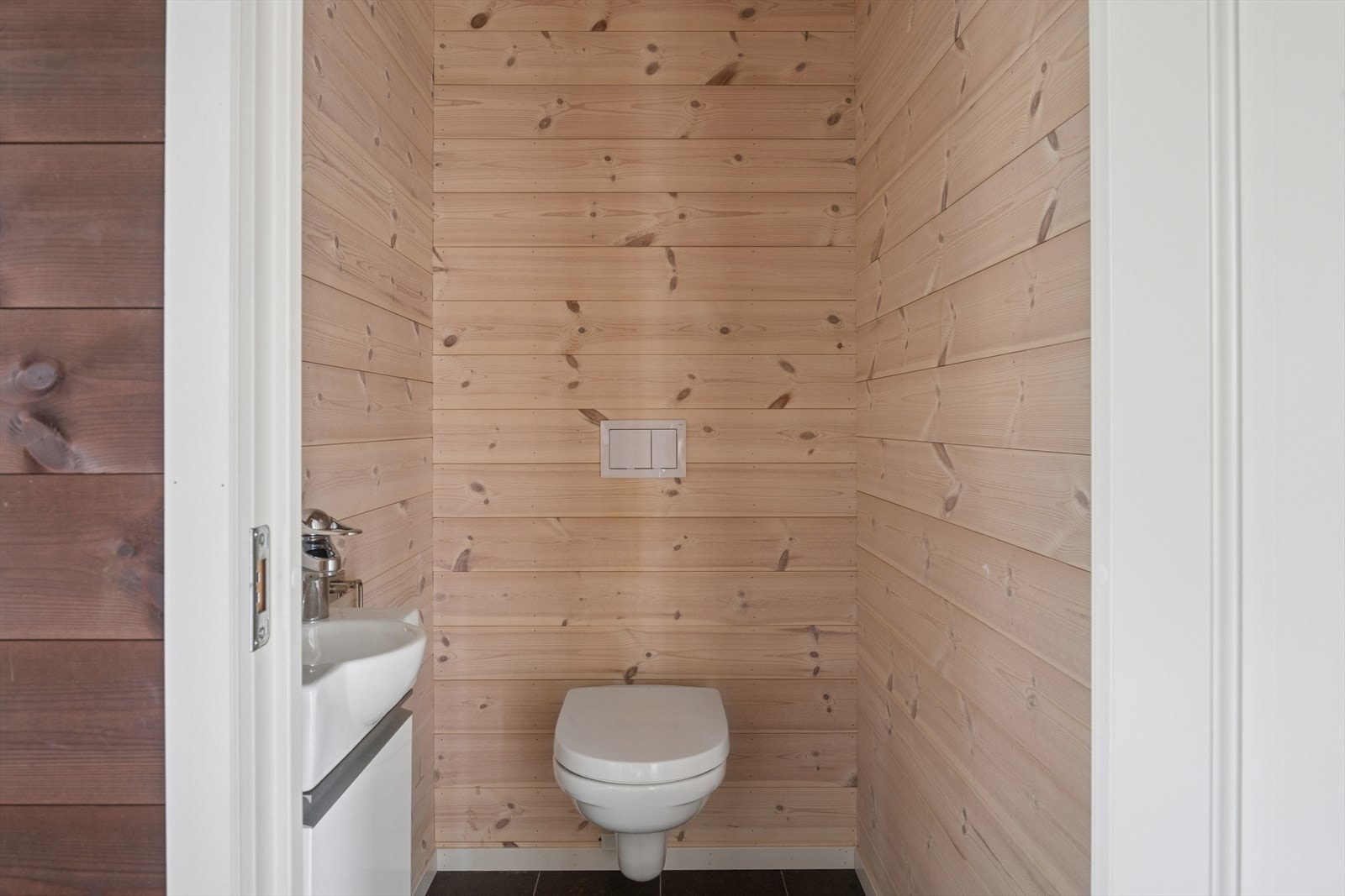 Hytten har også et separat gjestetoalett, eller ekstra WC-rom. Galleribilde
