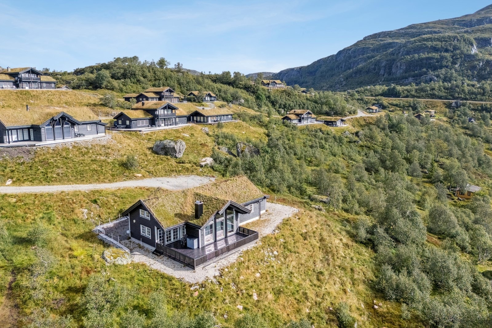 Hytten ligger fint plassert nederst i hyttefeltet for en usjenert og privat atmosføre - umiddelbar nærhet til Tjørhomfjellet. Galleribilde