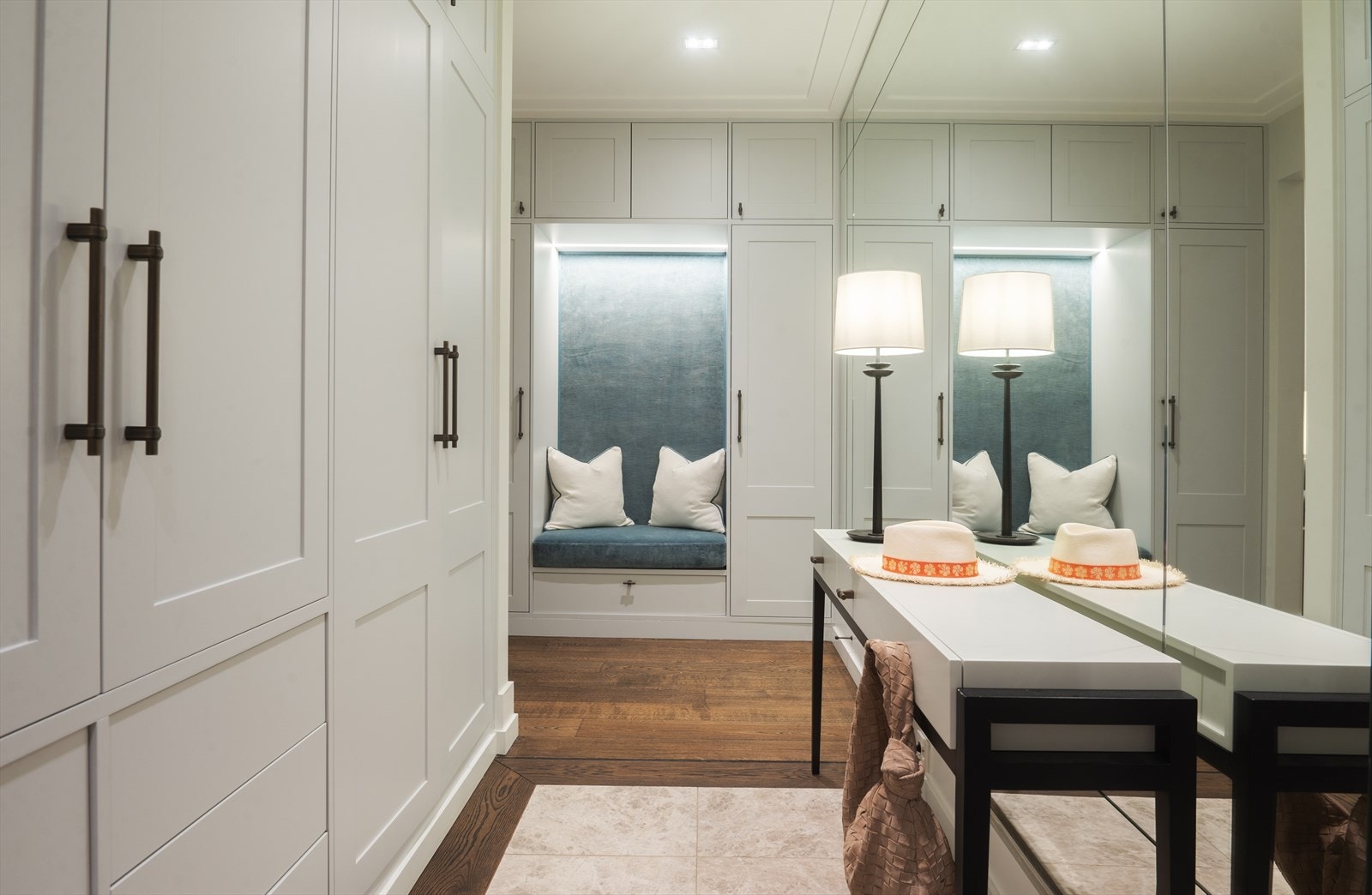 Entré med rikelig med skapplass i snekkerbygde garderober. Galleribilde