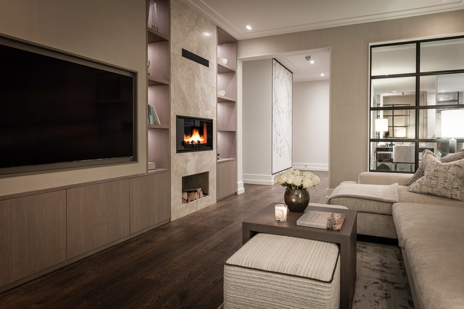 Lys, romslig og samlende stue med god plass til sofagruppe. Galleribilde