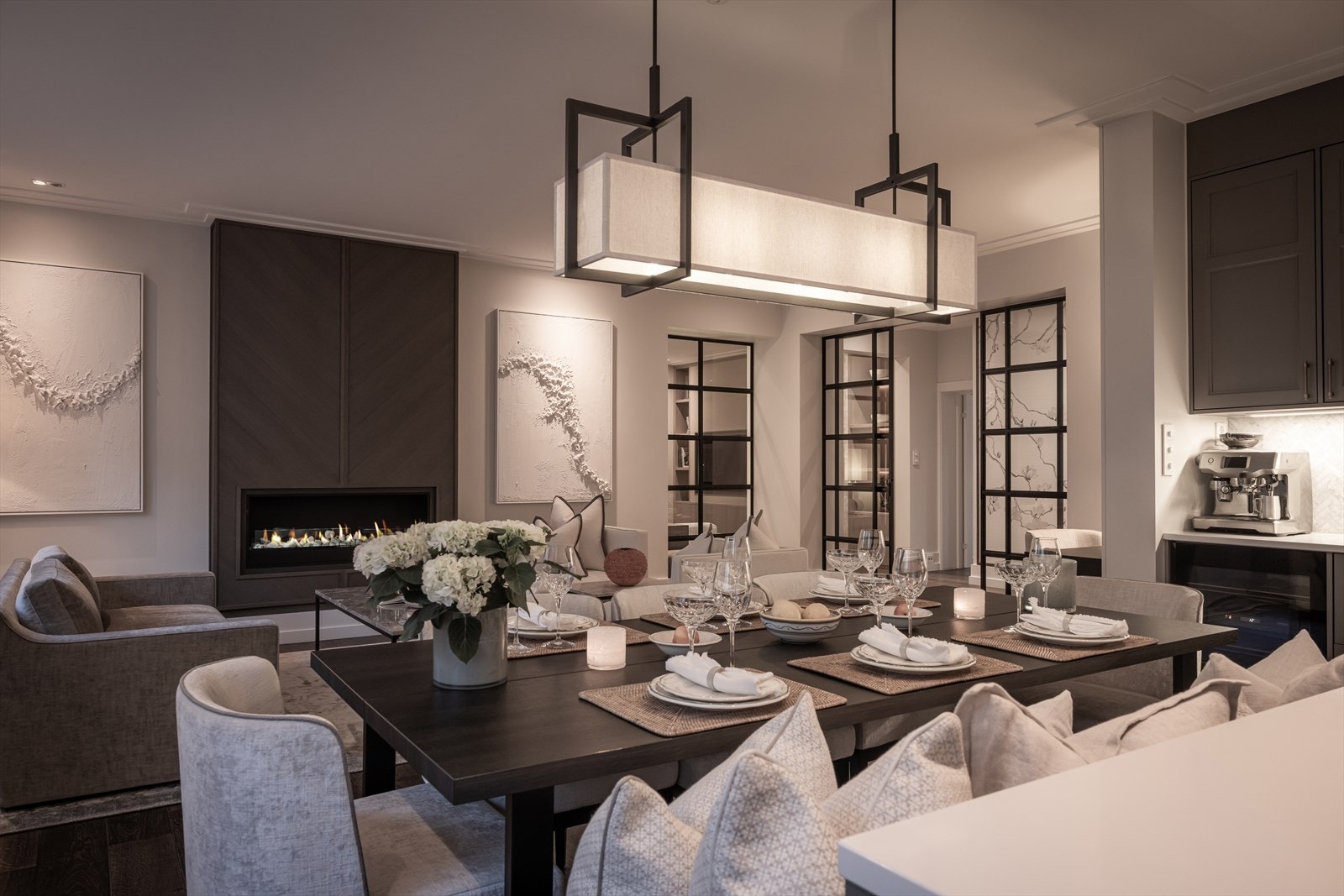 Leiligheten fremstår som lys og luftig gjennom store vindusflater og generøs takhøyde. Galleribilde