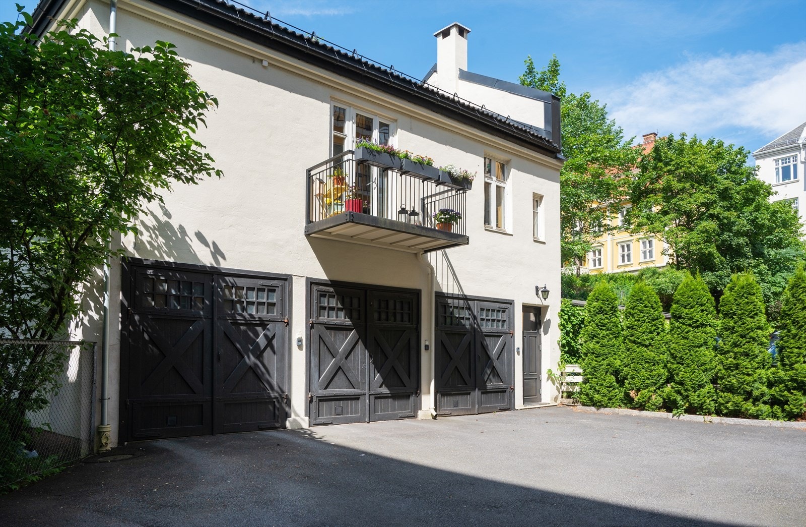 Garasje på 22 kvm i bakgård med bod og elbillader. Automatisk portåpner med fjernkontroll. Galleribilde