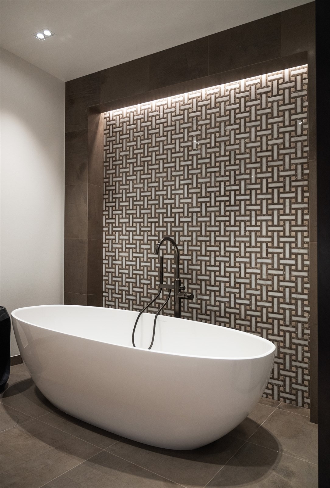 Frittstående badekar fra Victoria + Albert, Barcelona 1700, armatur fra Dornbrach i dark platinum. Galleribilde