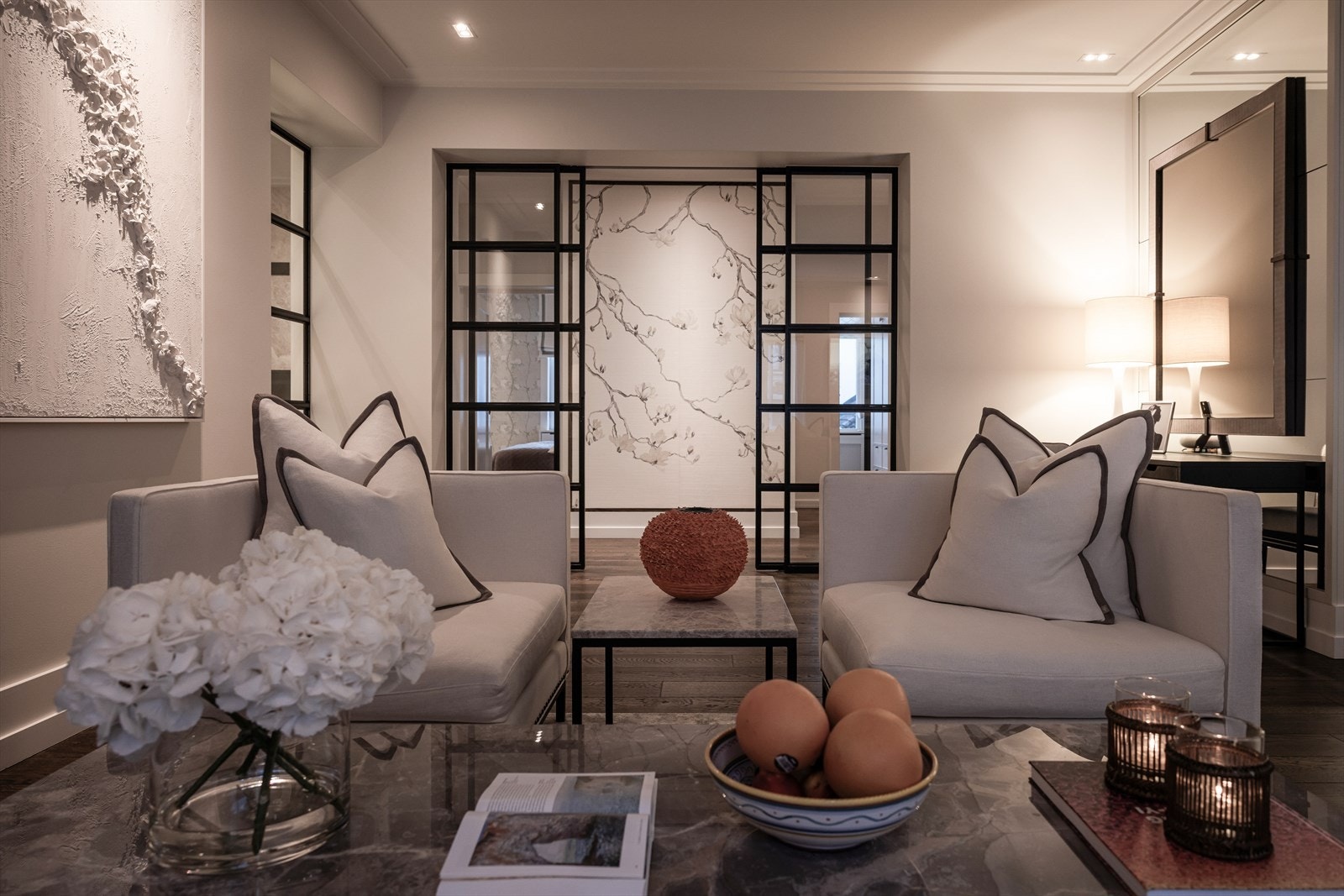 Lekker smijernsdør som skille mellom leilighetens oppholdsrom. Galleribilde