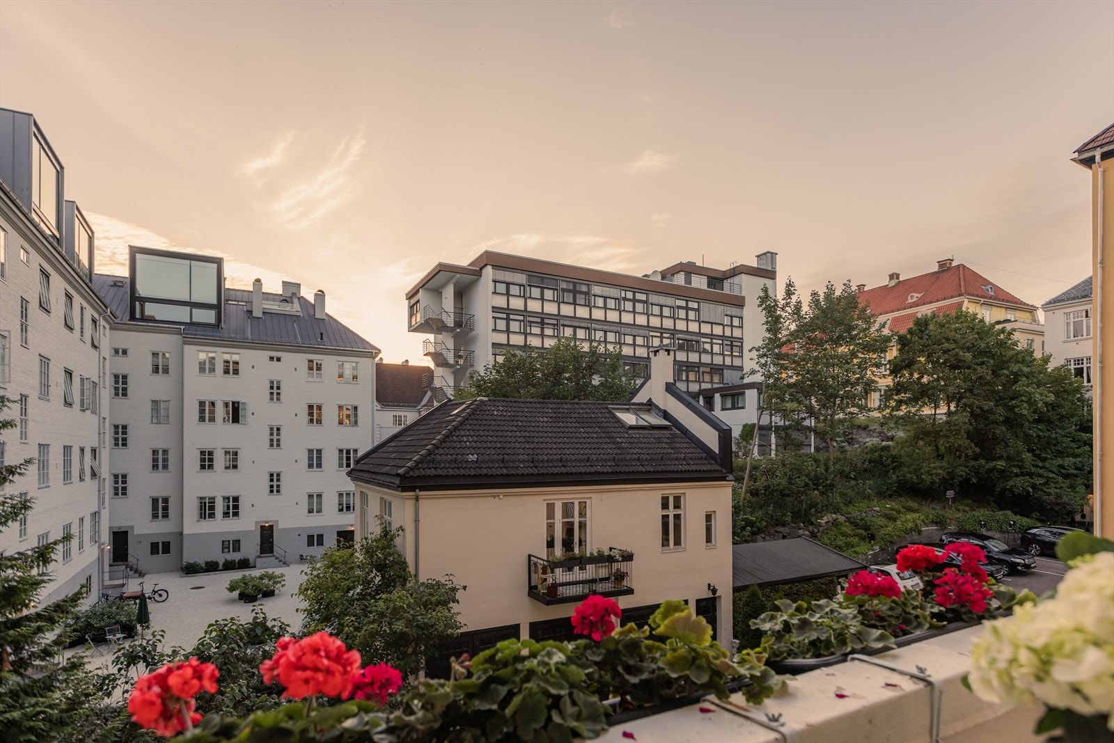 Balkong mot bakgård med ettermiddag-/kveldssol. Galleribilde