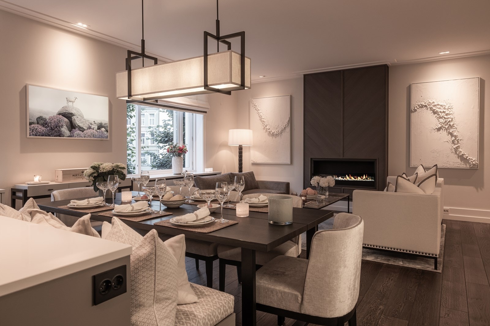 Nøye utvalgte materialer og stilfulle detaljer skaper en atmosfære av luksus og komfort. Galleribilde