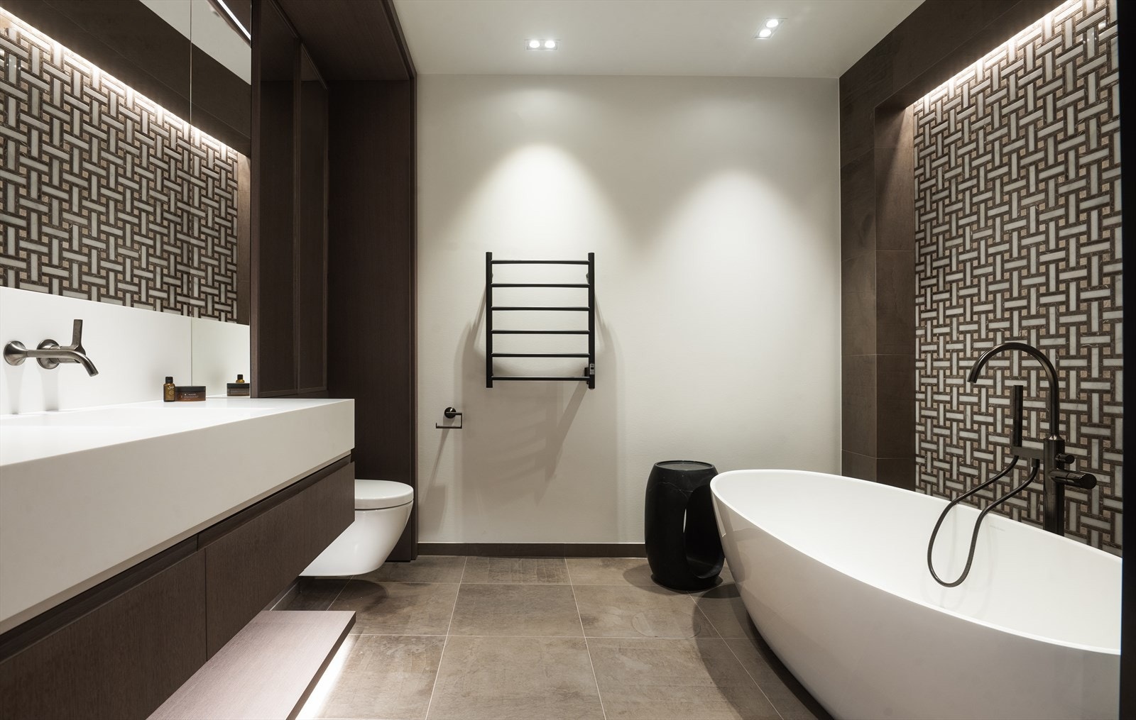 Det er integrert regndusj fra Dornbracht av type Big Rain, El. håndklevarmer fra Pax, Salsa, i sort og vegghengt toalett fra Villeroy og Boch, type Subway med flush-button fra Vola. Galleribilde