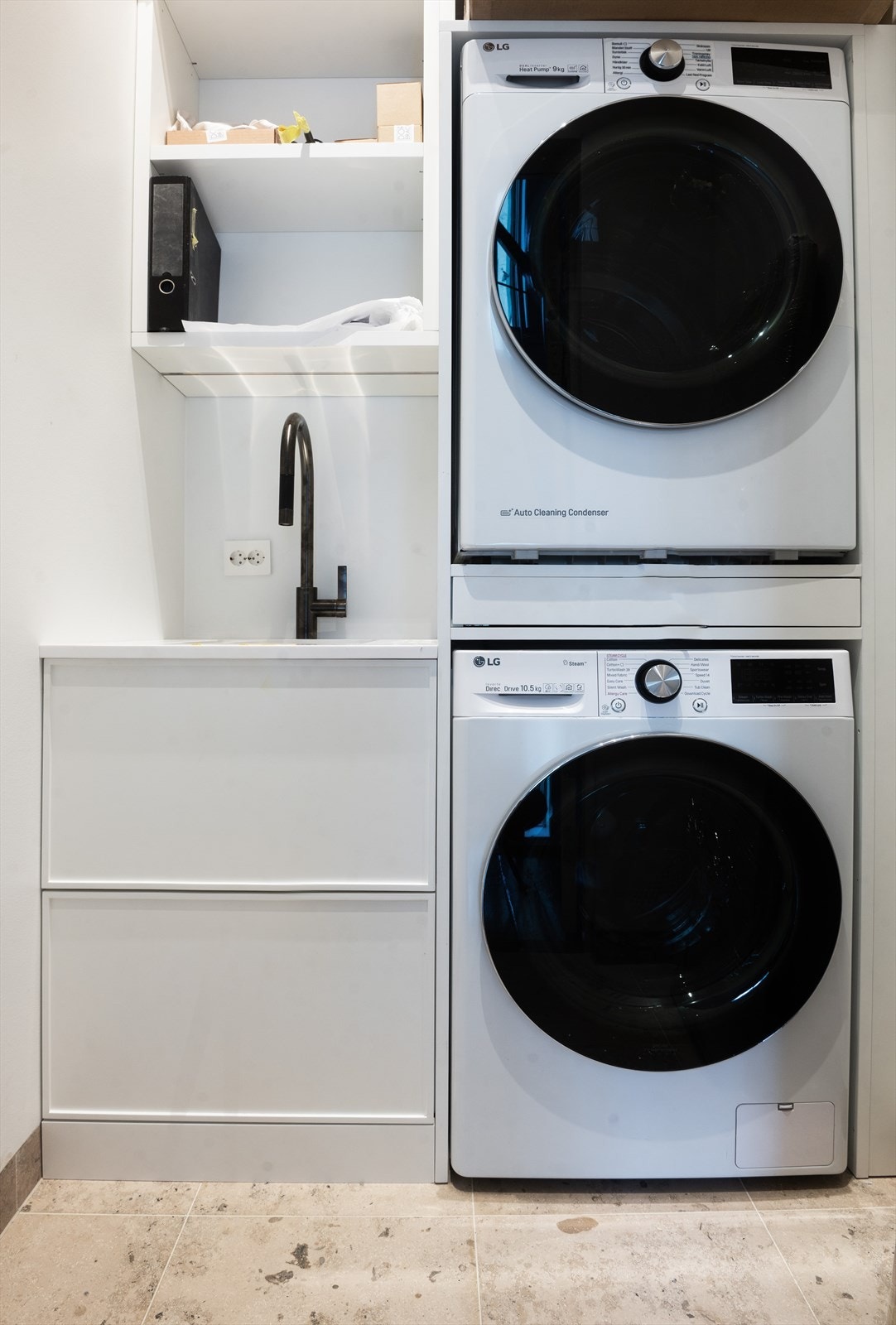 Bod i baktrapp er innredet til praktisk vaskerom med innredning fra Eiv Studio, armatur fra Dornbracht og opplegg til vaskemaskin og tørketrommel. Galleribilde