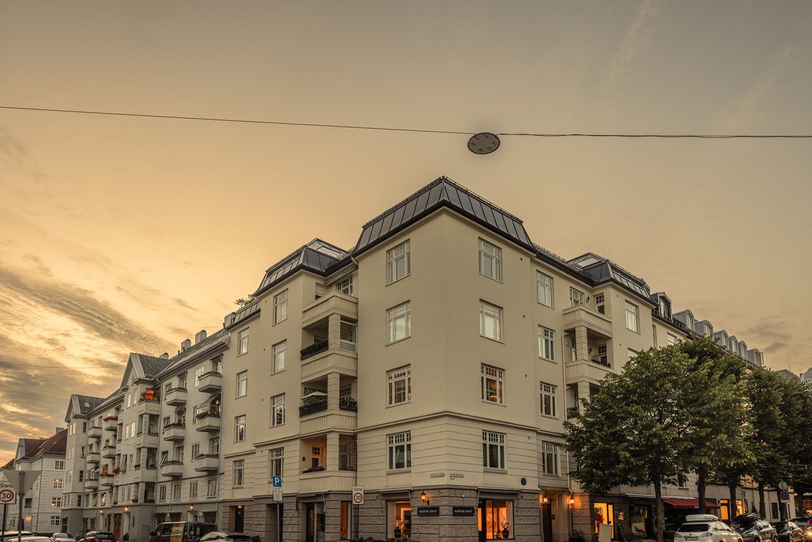 Klassisk bygård med ettertraktet beliggenhet midt på Frogner. Leiligheten ligger i gårdens 3. etasje. Galleribilde