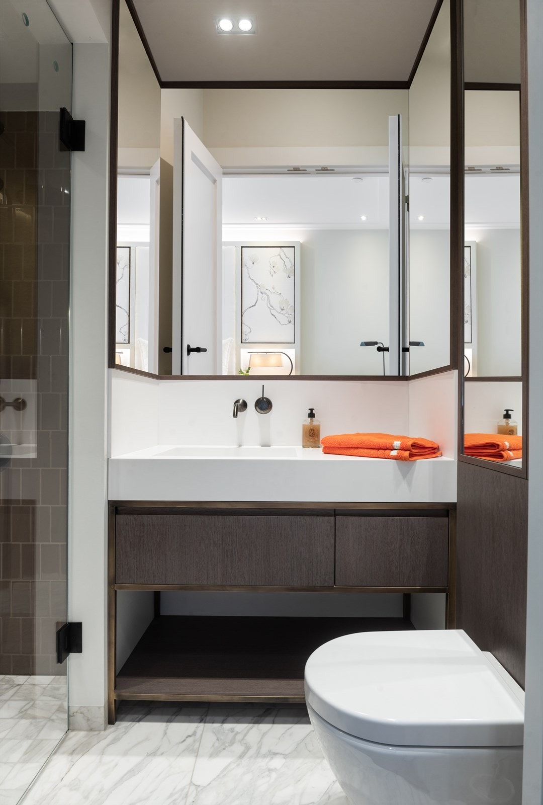 Leilighetens bad 2/gjestebad med eksklusive farge- og materialvalg. Galleribilde