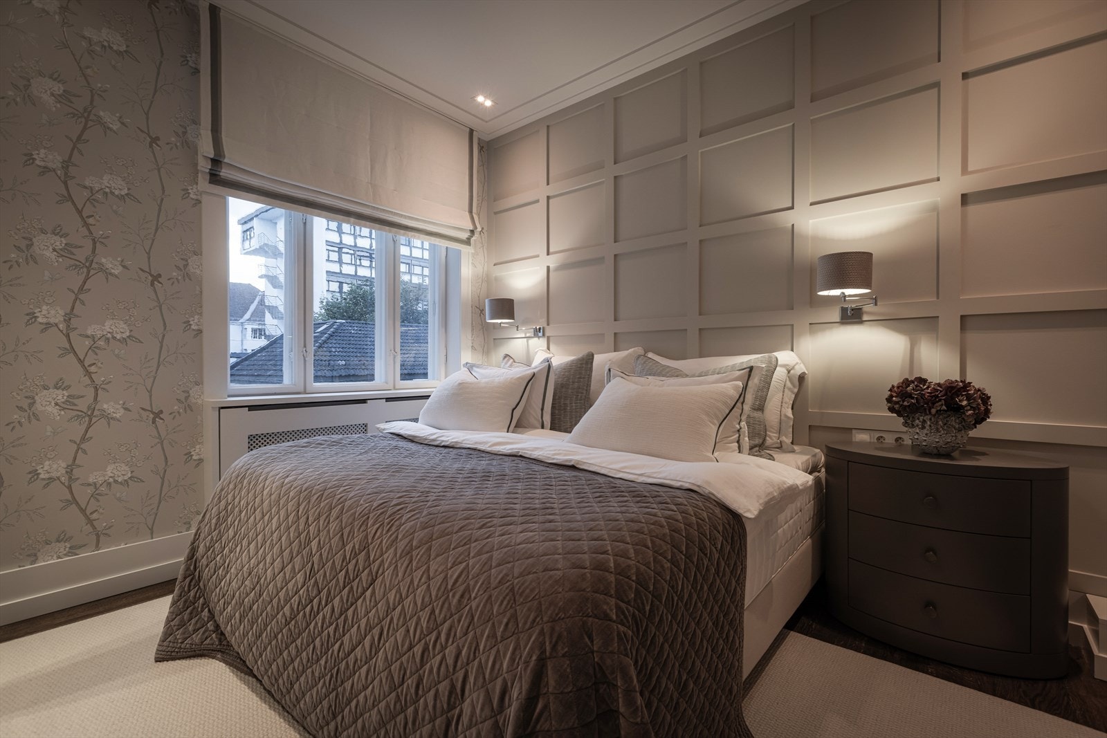 Romslig soverom 2 med snekkerbygget garderobeskap og god plass til dobbeltseng. Galleribilde