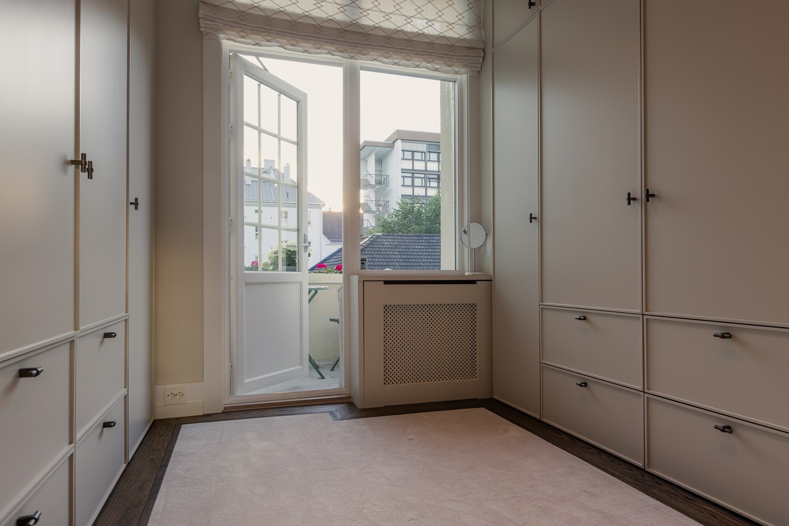 Omklendningsrom med snekkerbygget innredning. Utgang til balkong. Rommet kan benyttes som soverom 3. Galleribilde