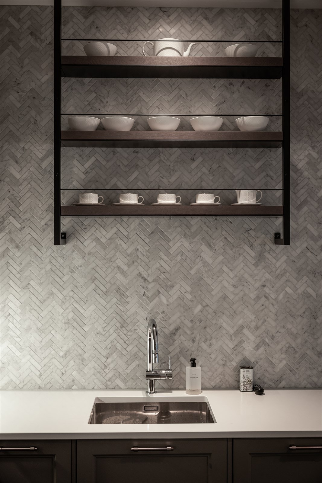 Kompositt benkeplate med underlimt vaskekum. Galleribilde