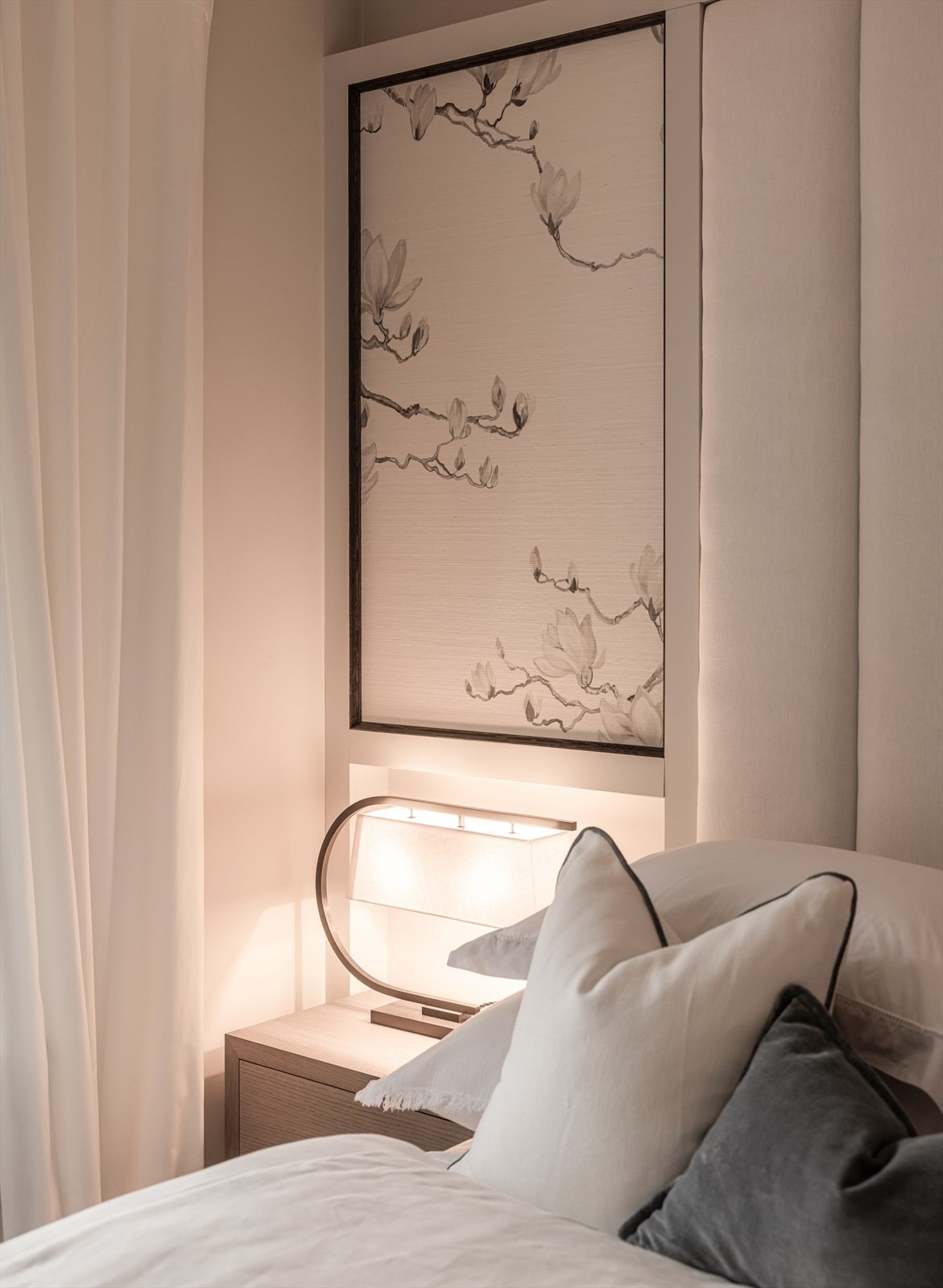 Nydelig bruk av tapeter og tekstiler som bidrar til å skape et delikat og eksklusivt preg. Galleribilde