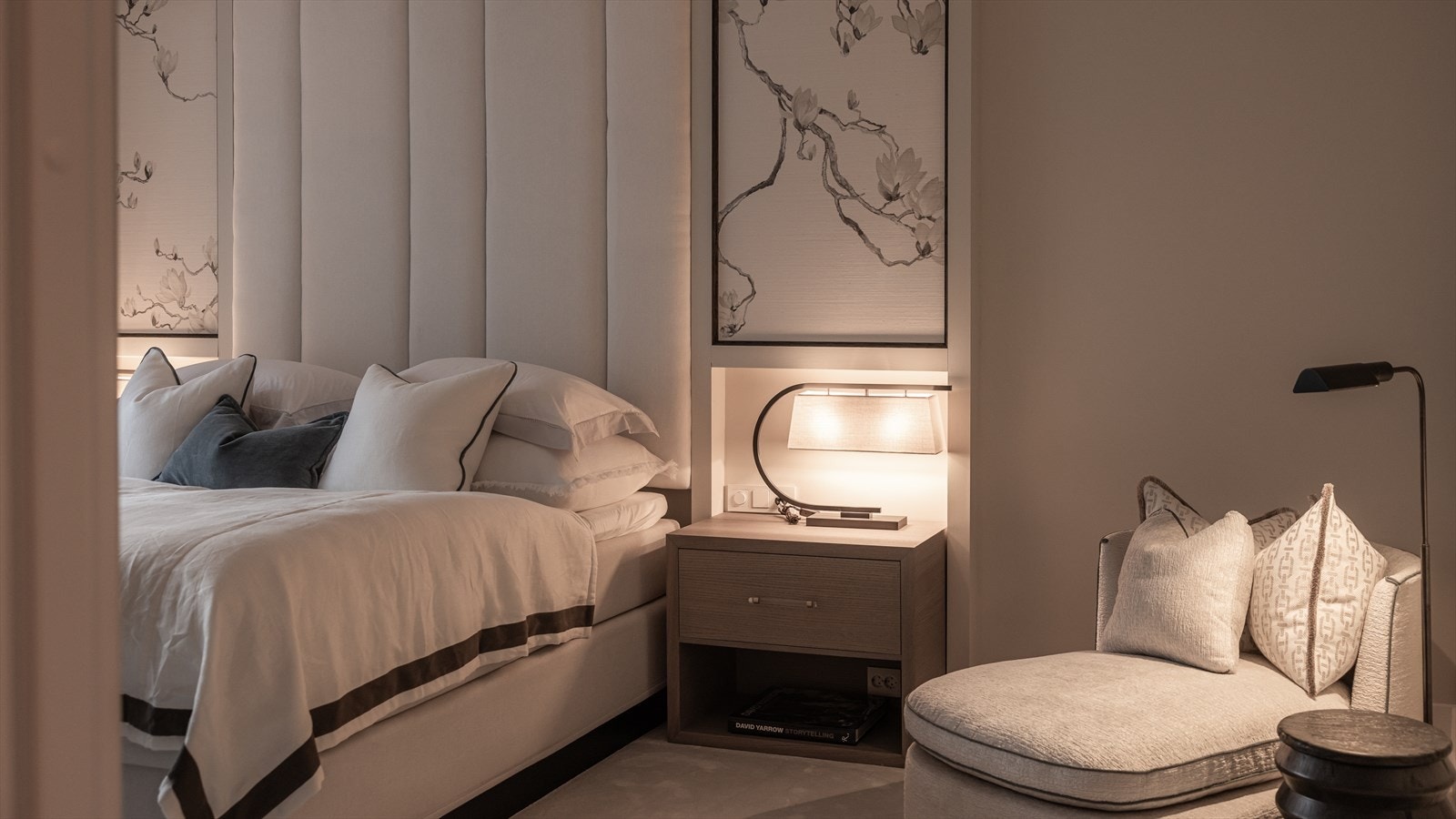 Hovedsoverom med bad en-suit og snekkerbygget garderobeløsning. Galleribilde