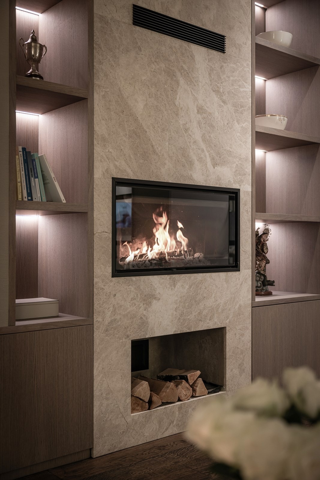 Innebygget peisovn med glassdør og snekkerbygget innredning fra Eiv Studio. Galleribilde