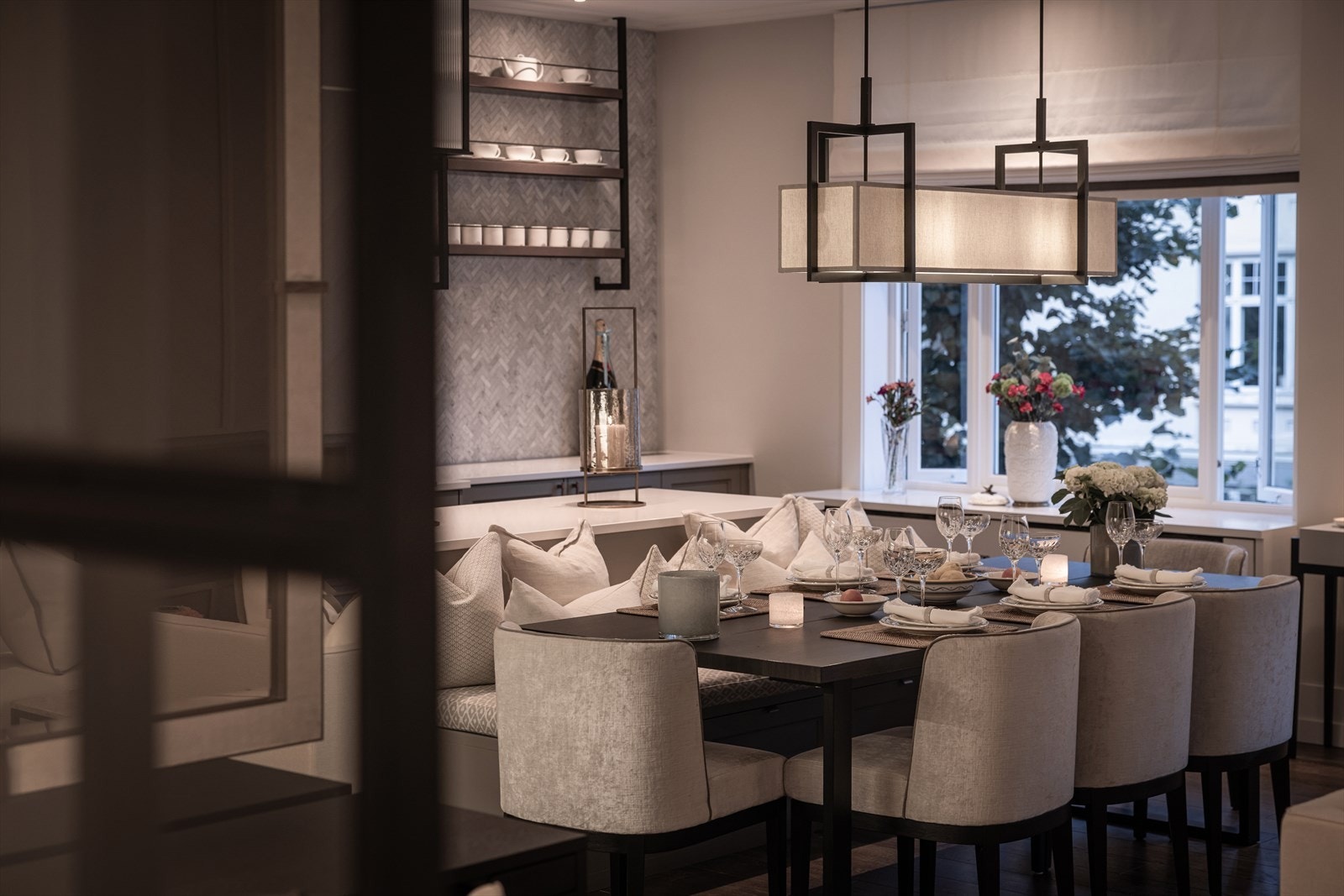 Leiligheten er pusset opp i nyere tid, oppleves eksklusiv og bærer preg av gjennomtenkte løsninger og moderne farge- og materialvalg. Galleribilde