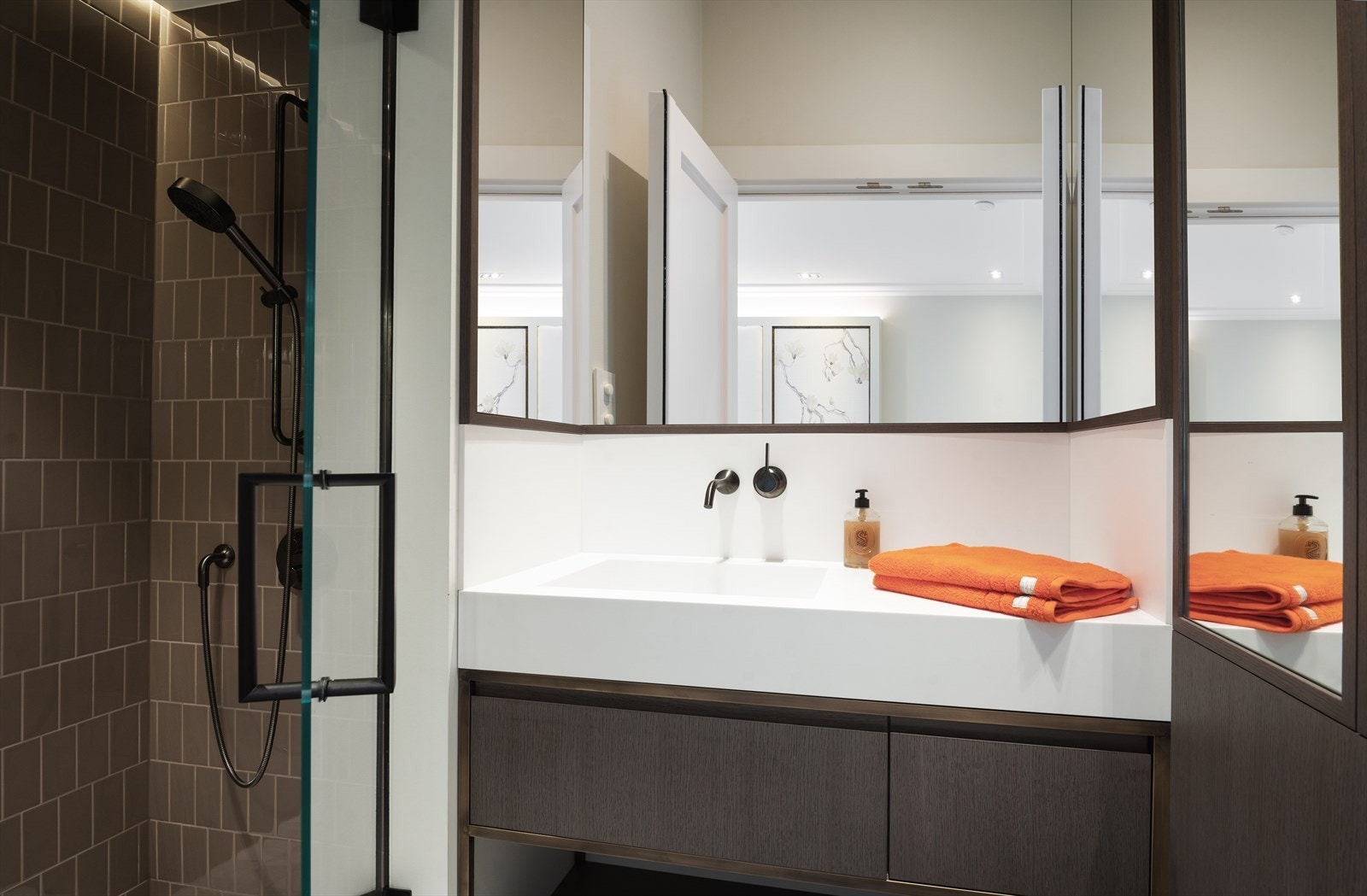 Baderomsinnredning fra Eiv Studio og spesiallaget vask i Dupont, Glacier White integrert i benkeplate. Galleribilde