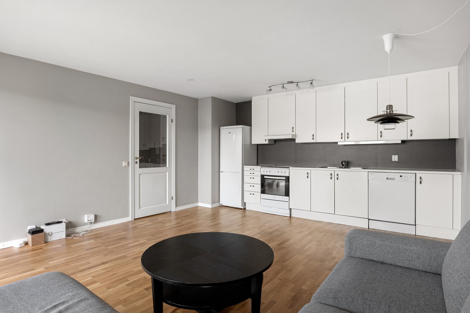 Kjøkkeninnredning med glatte fronter og benkeplate av laminat. Galleribilde