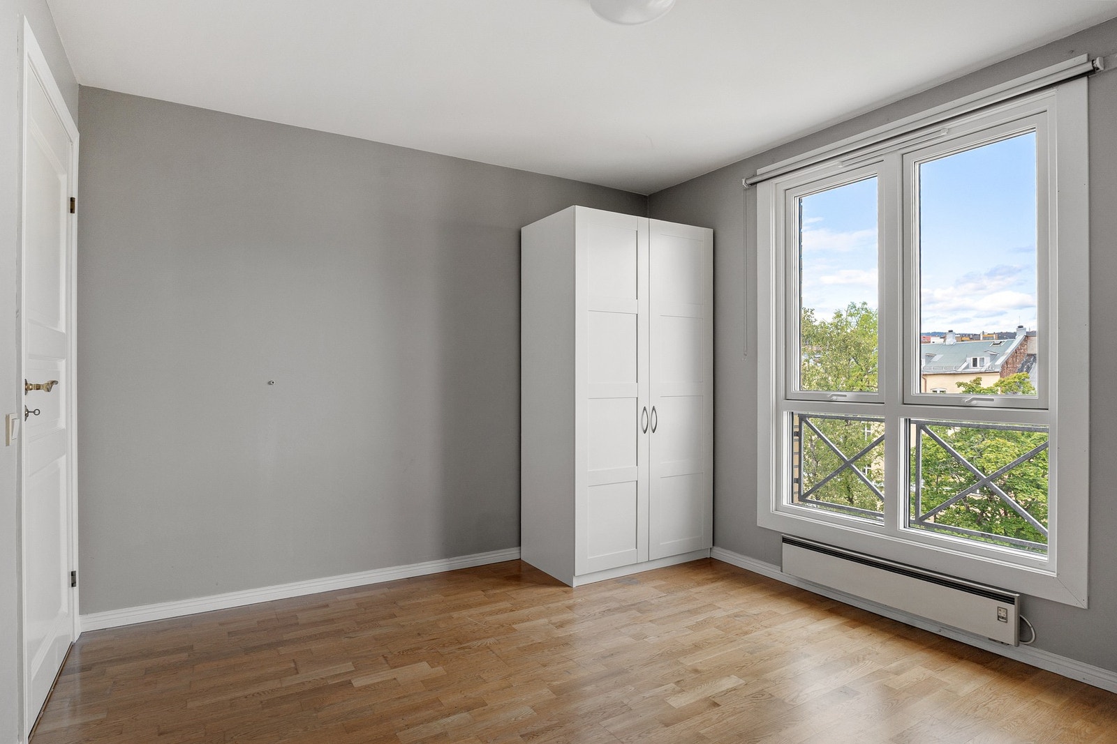 Soverommet har god plass til dobbeltseng og nattbord. Galleribilde