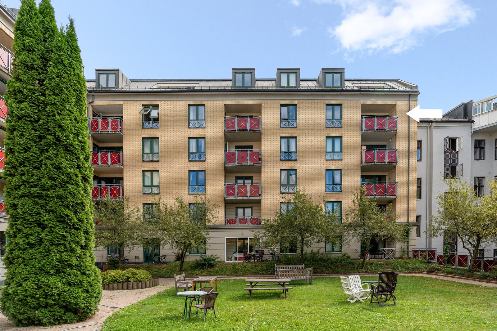 2-roms med beliggenhet mot frodig bakhage. Galleribilde