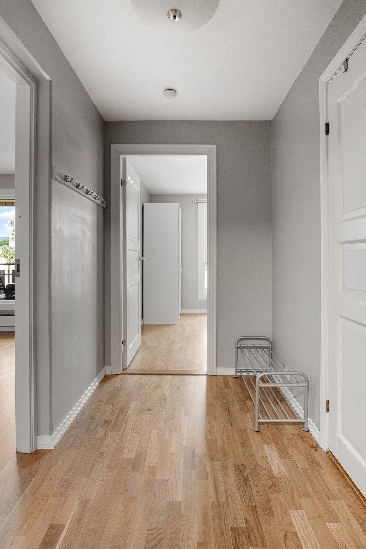 Skiftet gulv i kjøkken / stue i regi av sameiet i 2024. Galleribilde