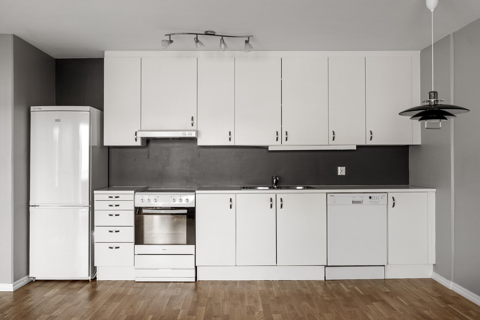 Opplegg for komfyr, oppvaskmaskin og kjøleskap/fryser. Galleribilde