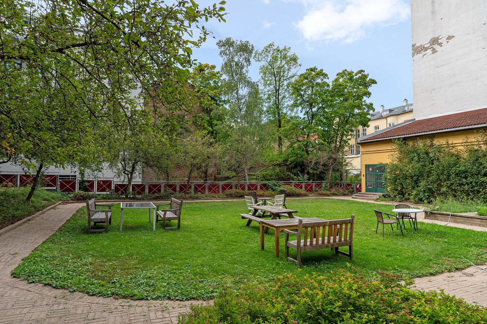 Gårdsrommet er åpnet opp mot omkringliggende bygårder i kvartalet og låst mot gate. Galleribilde