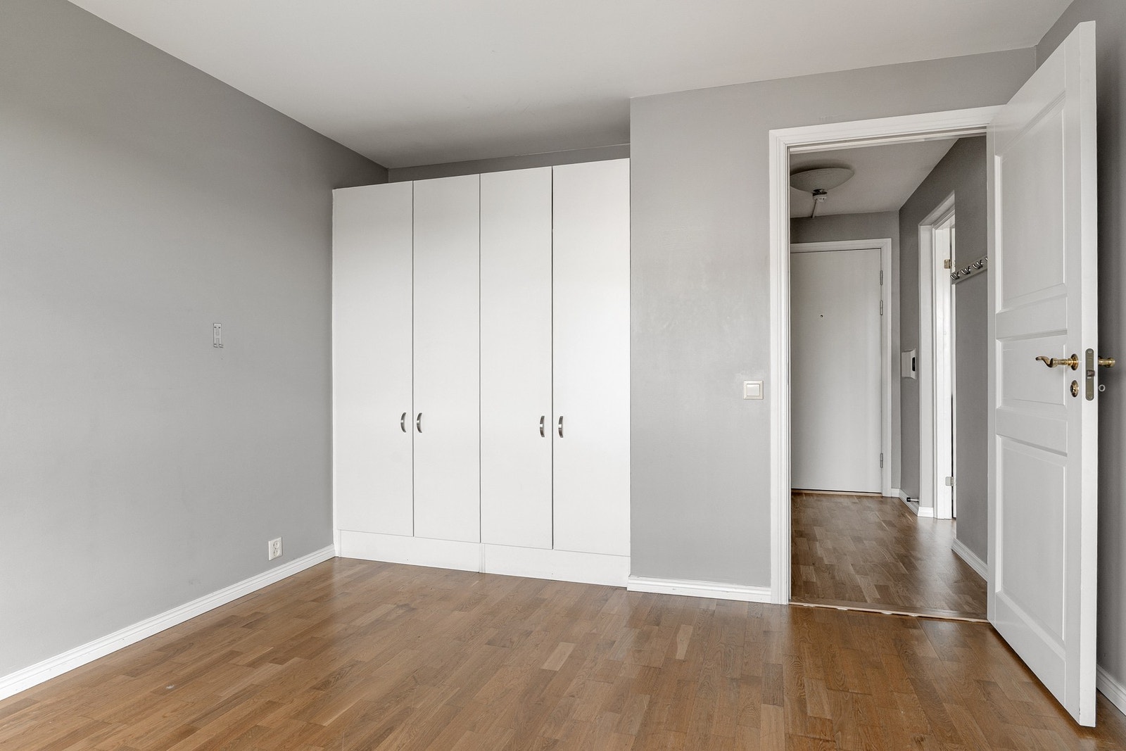 God plass til oppbevaring av klær i fastmontert garderobeskap. Galleribilde