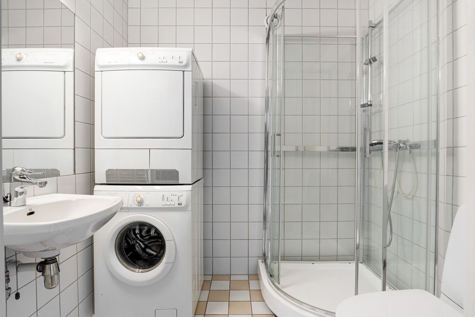 Flislagt gulv med gulvvarme og flislagte vegger. Opplegg for vaskemaskin. Galleribilde