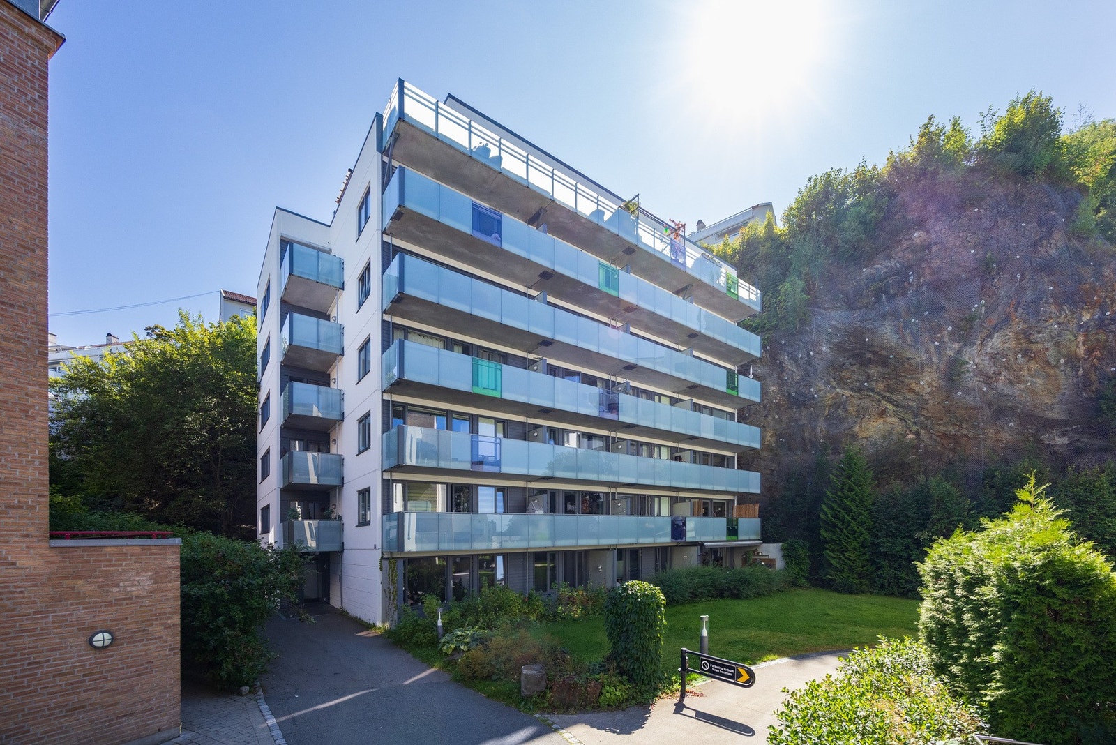 Boligen ligger i 5. etasje i bygg fra 2007. Galleribilde